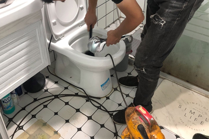 云龙马桶堵塞自己疏通还是找师傅?专业上门服务让你省时更省心