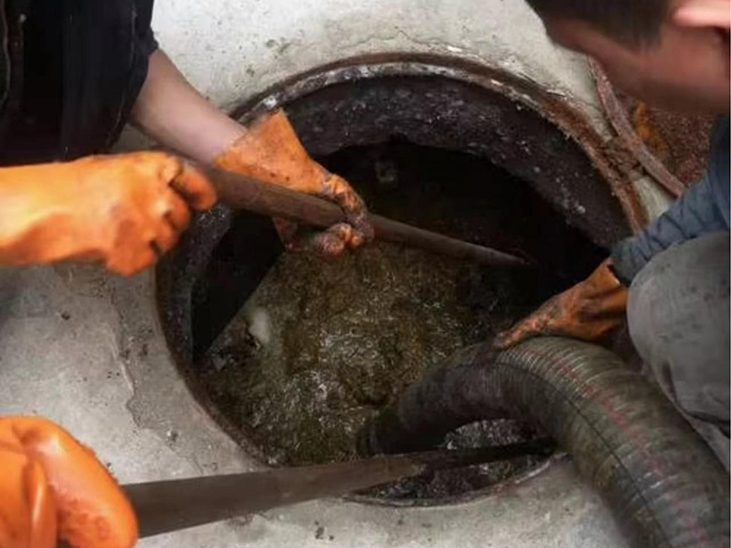 云龙清理化粪池时如何避免沼气的危害?